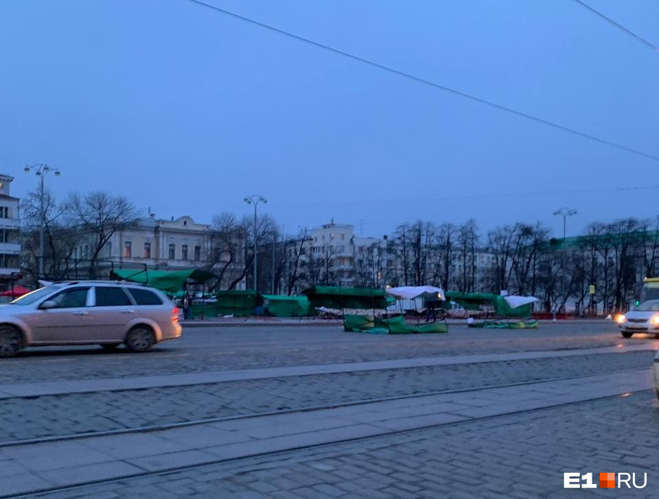 Автомобили объехали палатки Автомобили объехали палатки