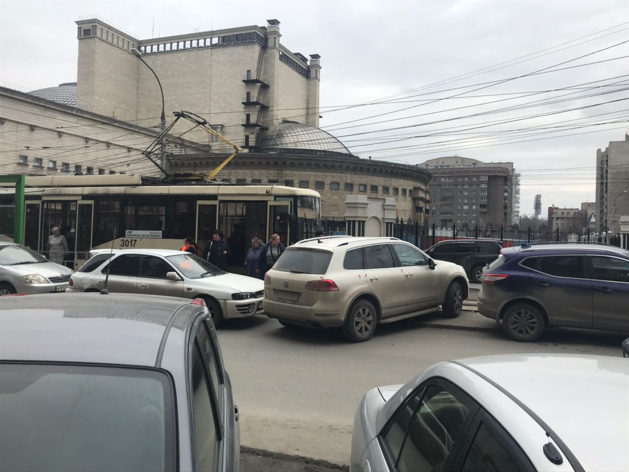 «Фольксваген» оставили на рельсах после 12:00 «Фольксваген» оставили на рельсах после 12:00