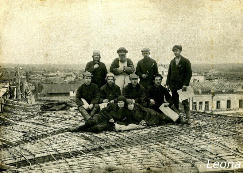 Рабочие-арматурщики на крыше бани (1931 год)