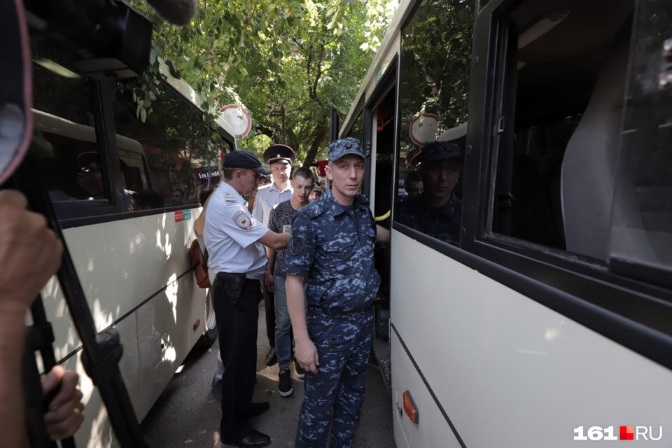 Задержанных сажали в автобус, припаркованный за Публичной библиотекой 