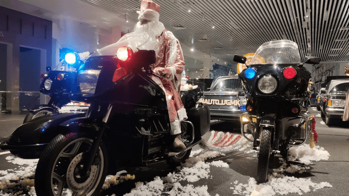 Дед Мороз пересел на авто Горбачева: публикуем фото необычного кортежа