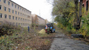 На площадке бывшего танкового училища начали рубить деревья под будущую стройку