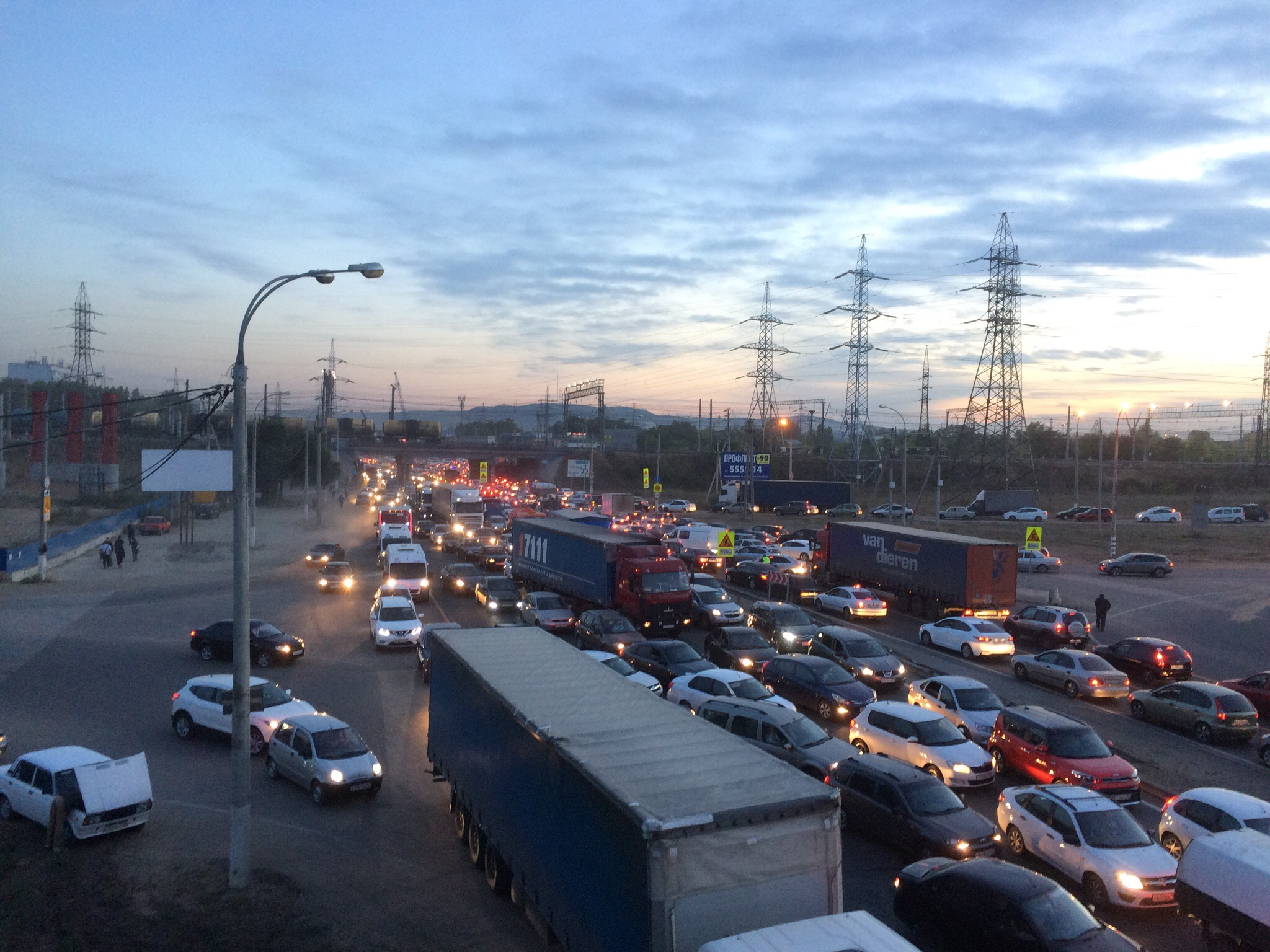 Пробки жигулевское. Пробки м5 Тольятти Жигулевск. Пробка на ГЭС Тольятти. Мост Тольятти Жигулевск. Пробка на Жигулевской ГЭС.