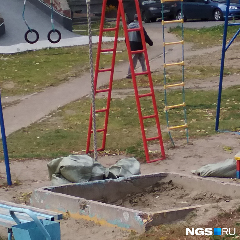 По словам девушки, после разговора с управляющей компанией рабочие вернули песок в песочницы По словам девушки, после разговора с управляющей компанией рабочие вернули песок в песочницы