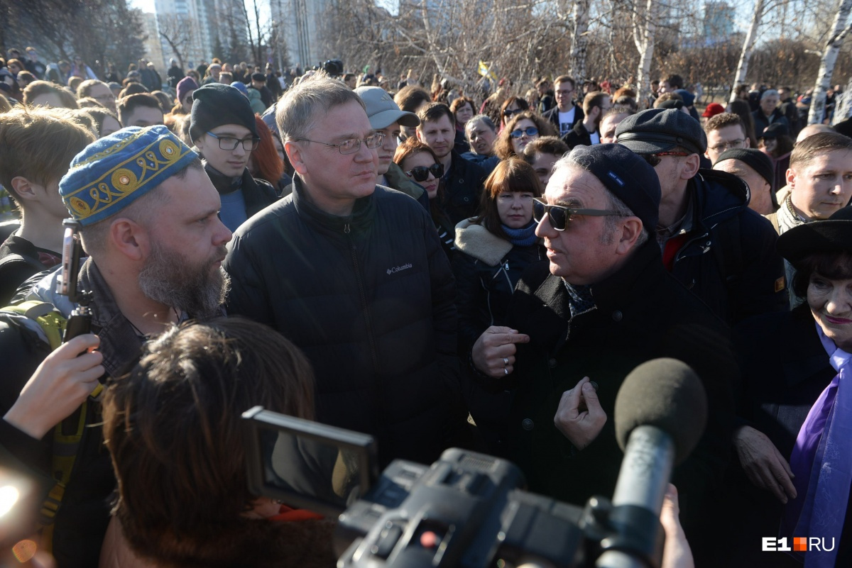 На акции музыканта обступили екатеринбуржцы, которые хотели узнать, почему Шахрин выступил за строительство храма На акции музыканта обступили екатеринбуржцы, которые хотели узнать, почему Шахрин выступил за строительство храма