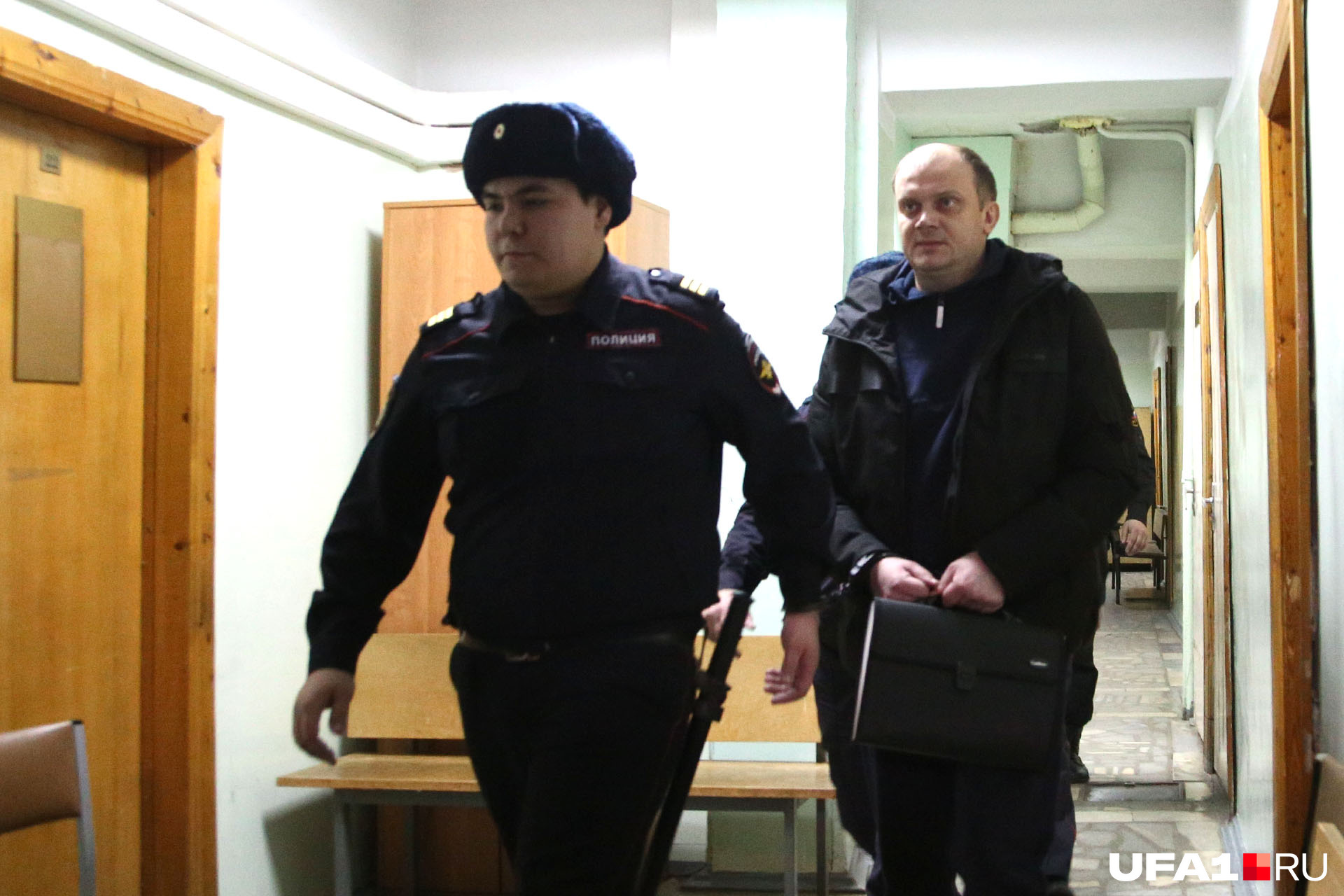 В наручниках — Павел Яромчук — бывший начальник отдела по вопросам миграции ОМВД России по Уфимскому району<br> В наручниках — Павел Яромчук — бывший начальник отдела по вопросам миграции ОМВД России по Уфимскому району<br>