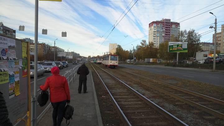«Не можем уехать на работу»: на северо-западе Челябинска 10 трамваев встали в пробку