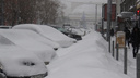 Водители в пробках поют песню, горожане оставляют машины — в Новосибирск пришли снегопады