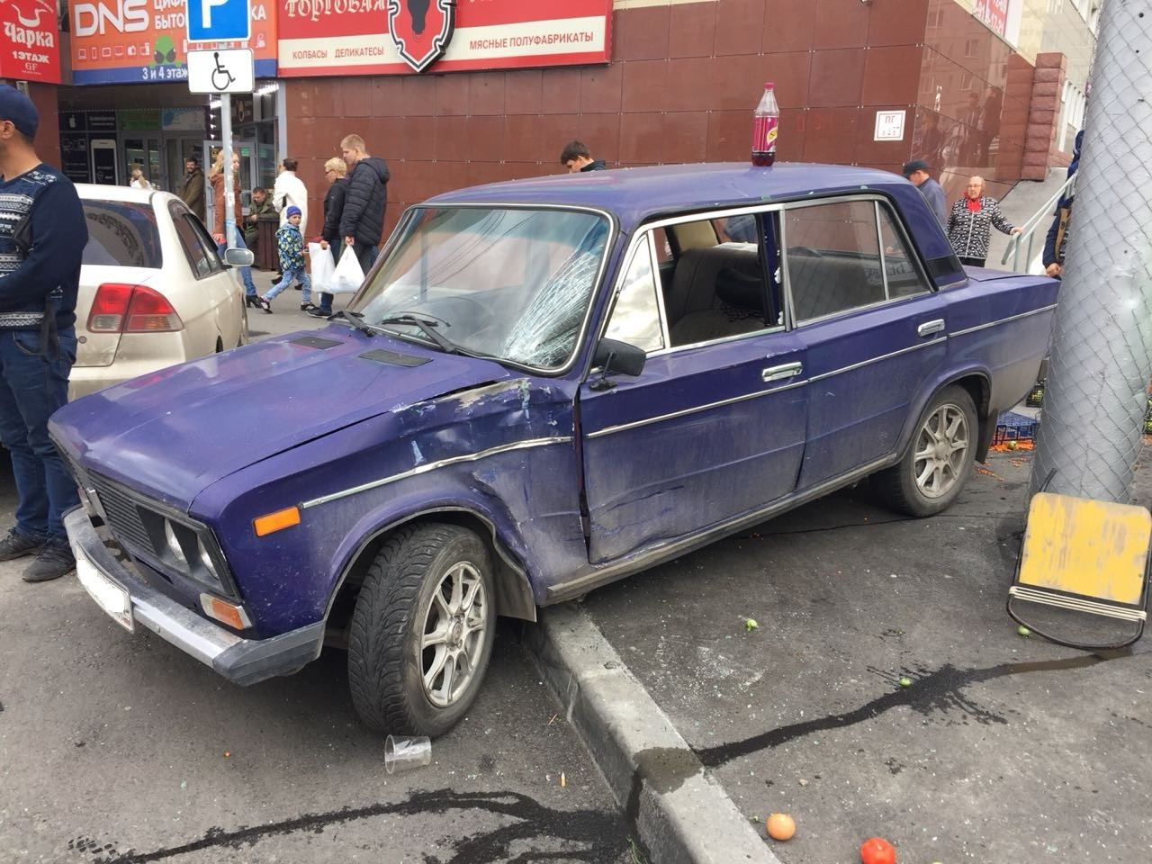 ВАЗ 2106 двигался по улице Бориса Богаткова со стороны Федосеева в сторону Кошурникова в третьем ряду, рассказывают аварийные комиссары «Автоспас» ВАЗ 2106 двигался по улице Бориса Богаткова со стороны Федосеева в сторону Кошурникова в третьем ряду, рассказывают аварийные комиссары «Автоспас»