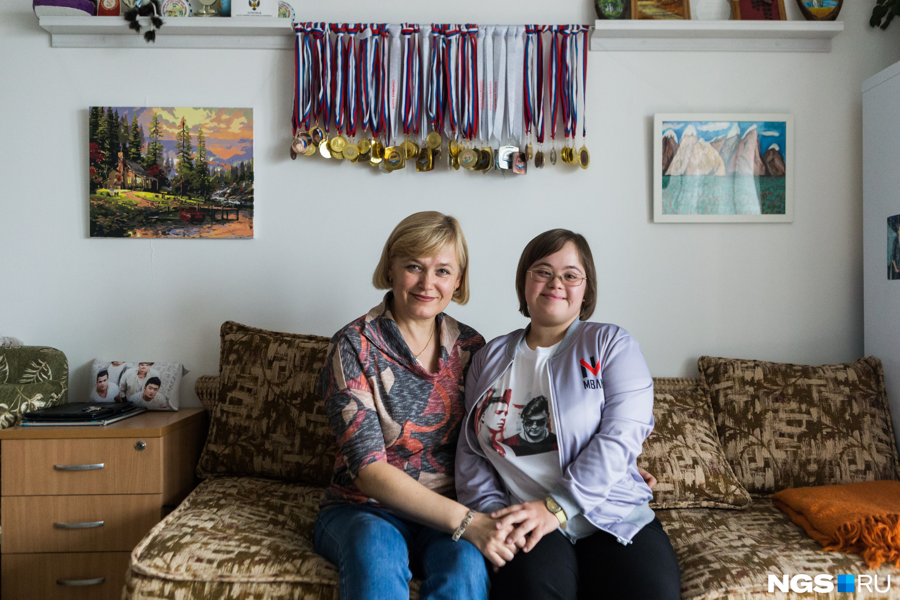 Наталья Королёва признаётся, что им с Юлей было тяжело, но тут же с улыбкой добавляет: в 90-е, когда Юля родилась, тяжело было всем