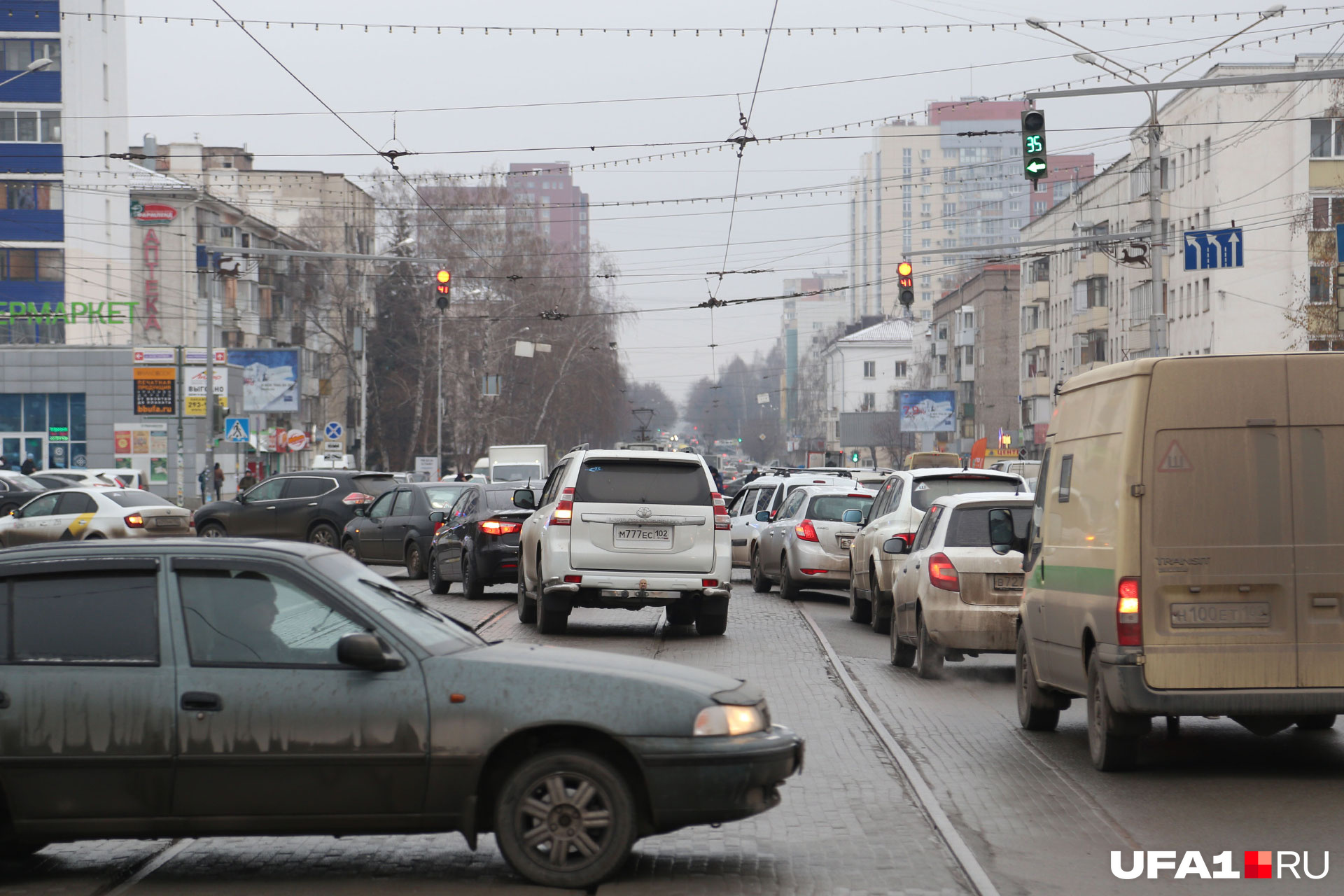 Кроме того, что это просто хамство, ехать по путям при знаке «движение по полосам» — нарушение ПДД Кроме того, что это просто хамство, ехать по путям при знаке «движение по полосам» — нарушение ПДД