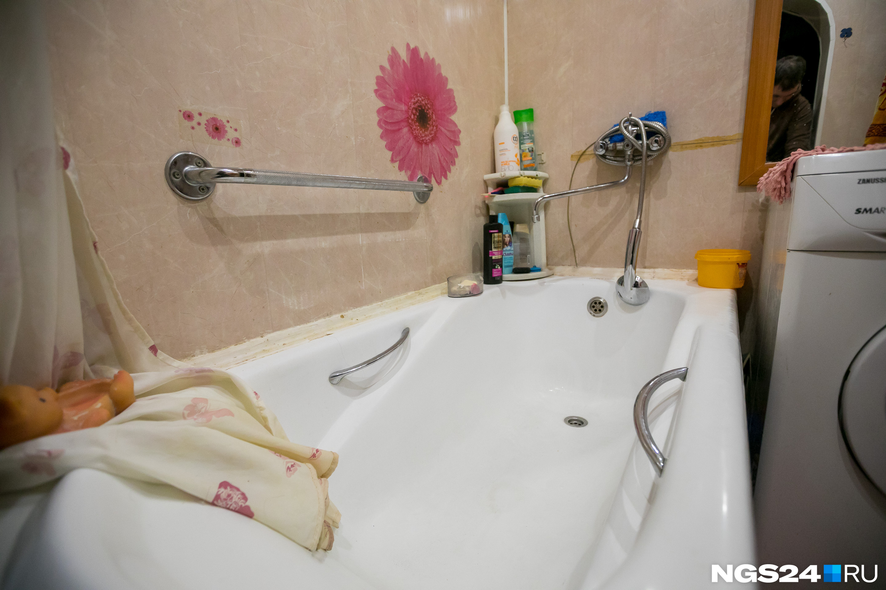В ванне у Гусаровых есть поручни, которые очень помогают девочкам