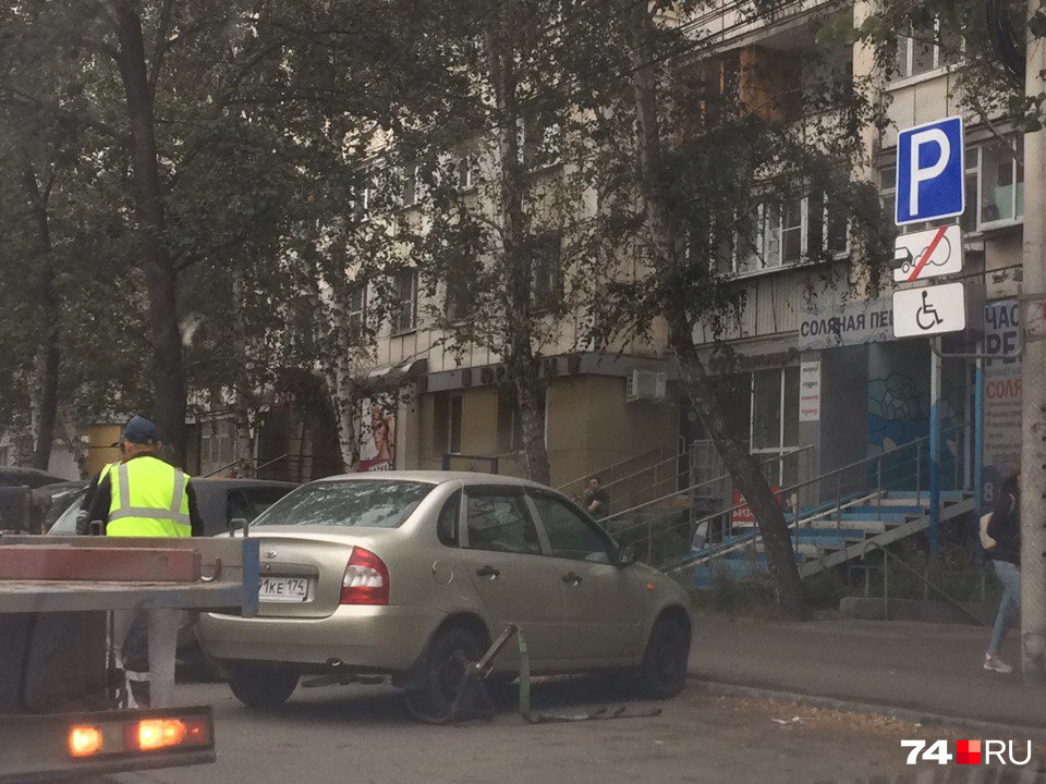 Lada Kalina стоит не под знаком «Инвалид», но в опасной близости от него Lada Kalina стоит не под знаком «Инвалид», но в опасной близости от него