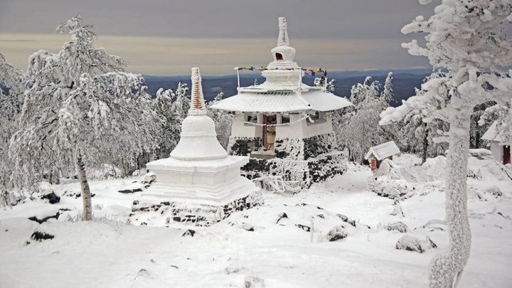 Лучшим фото дня ноября стал заснеженный буддистский храм в Качканаре