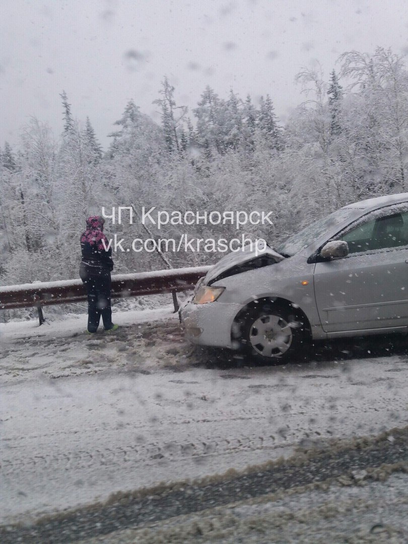 Поврежденное в аварии авто. По данным ГИБДД, в ДТП на трассе пострадавших нет Поврежденное в аварии авто. По данным ГИБДД, в ДТП на трассе пострадавших нет