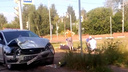 На проспекте Фрунзе «Форд» влетел в «Фольксваген»: мужчине оказывают экстренную помощь на обочине
