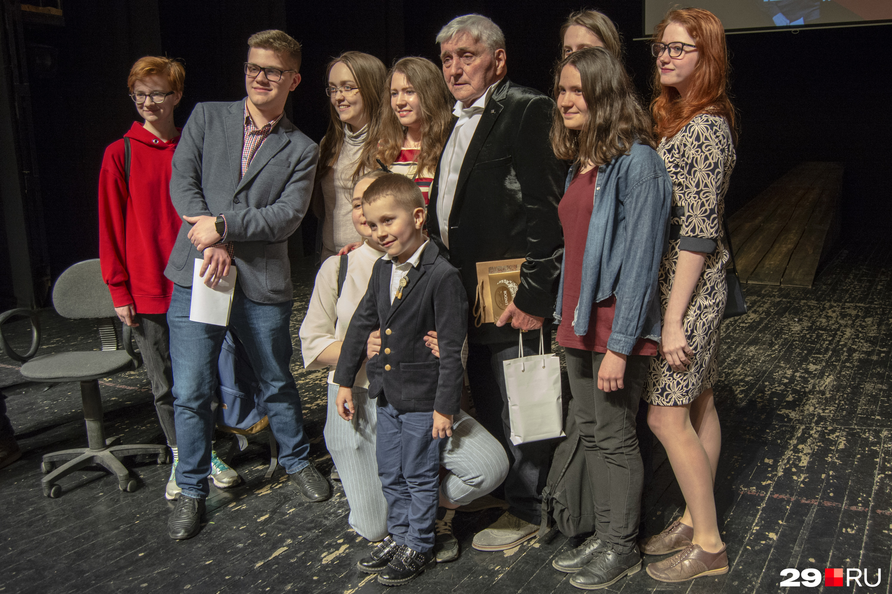 Участники «Школы театрального критика» тоже пришли поздравить худрука Молодежного театра