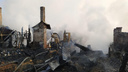 На улице Чулымской сгорел частный дом — огонь перешёл на соседний участок