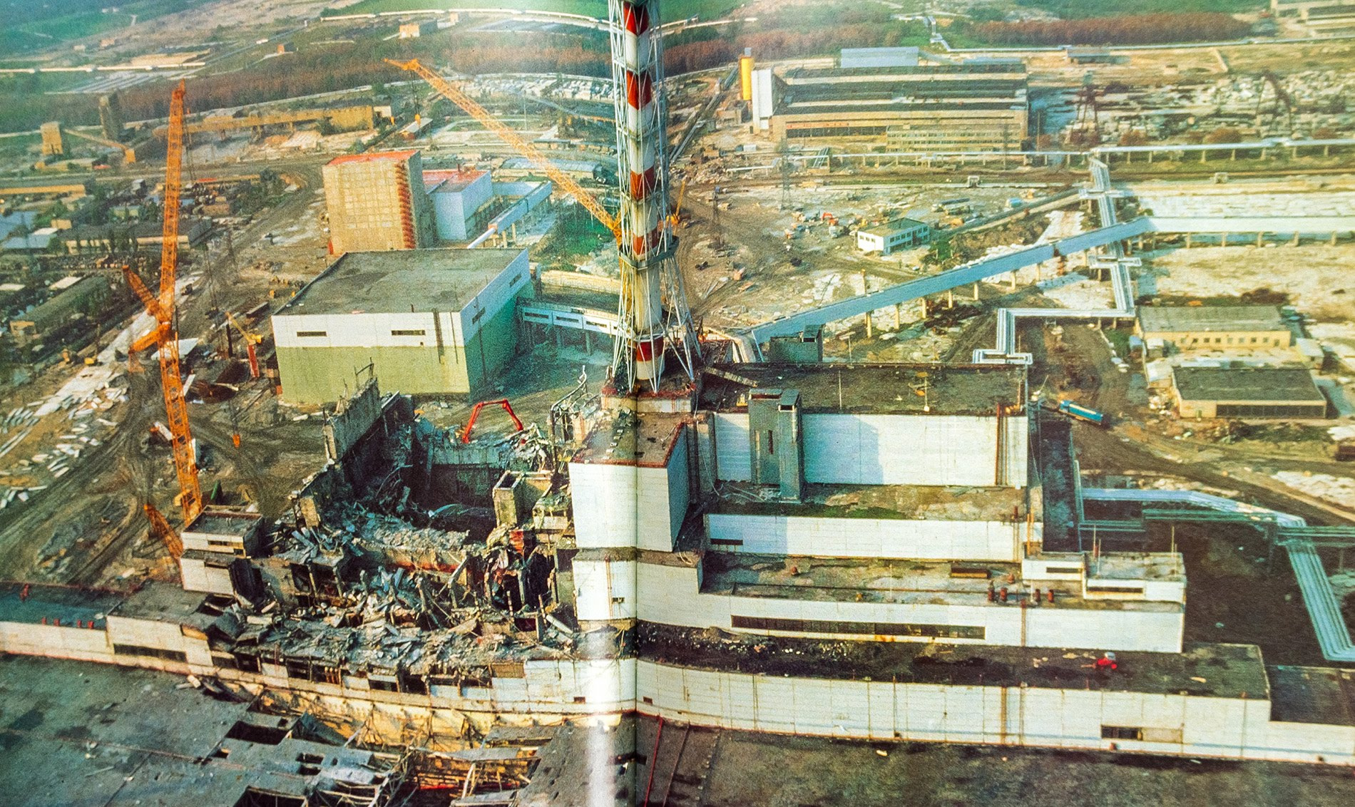 Свечение в чернобыле после взрыва. 4 Энергоблок ЧАЭС. Припять ЧАЭС 1986. ЧАЭС реактор 1986. Чернобыль атомная станция 4 энергоблок.