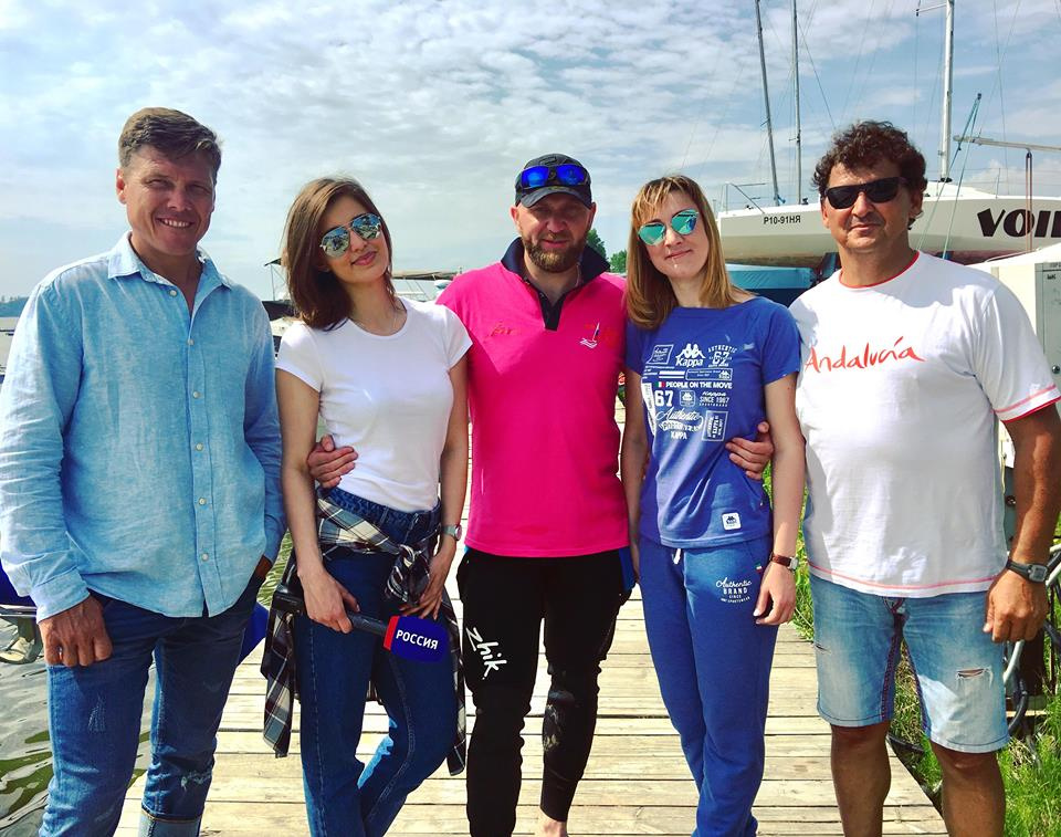 Победители соревнований Алексей Борисов (крайний слева), Владимир Коваленко (в центре) и Феликс Деникаев — абсолютный чемпион Кубка Европы по парусному спорту в классе «Финн». Девушка слева — журналист ГТРК Яна Супруненко, справа — пресс-секретарь федерации парусного спорта НСО Екатерина Кузнецова Победители соревнований Алексей Борисов (крайний слева), Владимир Коваленко (в центре) и Феликс Деникаев — абсолютный чемпион Кубка Европы по парусному спорту в классе «Финн». Девушка слева — журналист ГТРК Яна Супруненко, справа — пресс-секретарь федерации парусного спорта НСО Екатерина Кузнецова
