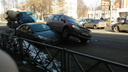 В Ярославле «Лада» припарковалась на иномарке: кадры