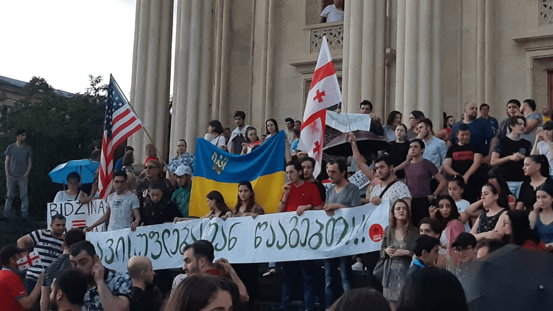 «Митингующие выносят флаги США и Украины, скрещивают с грузинским»: туристы — о событиях в Грузии