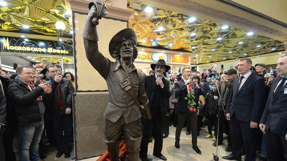 "Похож!": Михаилу Боярскому понравился памятник его персонажу из "Трёх мушкетёров" в Екатеринбурге