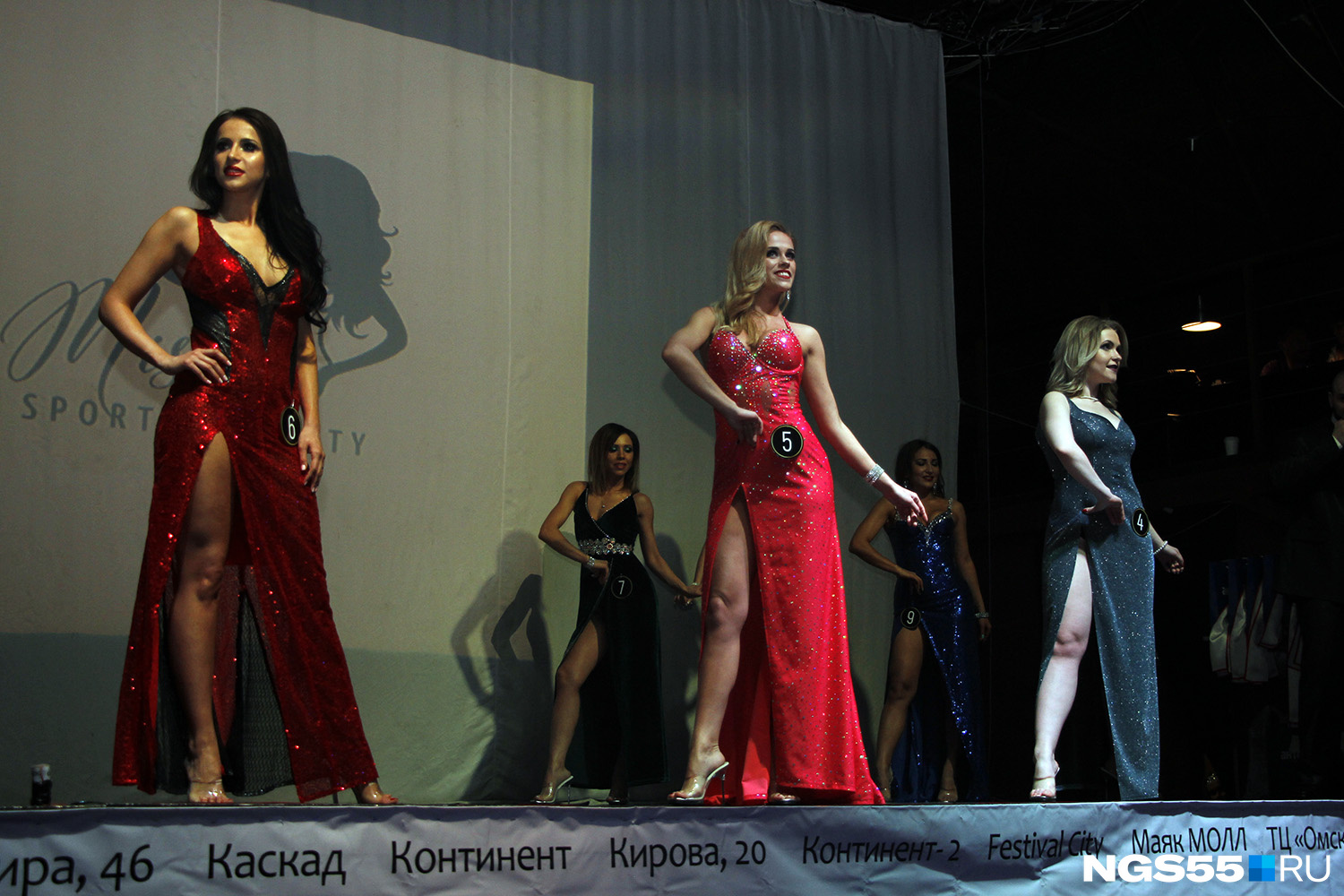 Анна Черная (в центре) во время сравнений в вечерних платьях