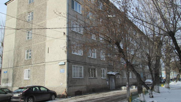 Жители дома на Воронова заварили общие двери, чтобы соседи ходили домой другими путями