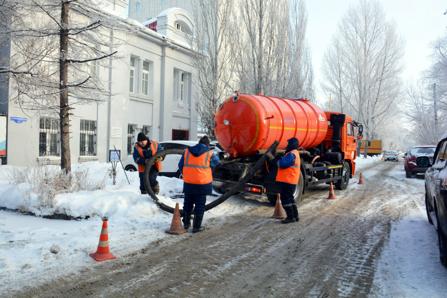 Водоканал омск. Водоканал автопарк Омск. Машина водоканала. Спецмашины водоканала. Вакуумная машина Водоканал.