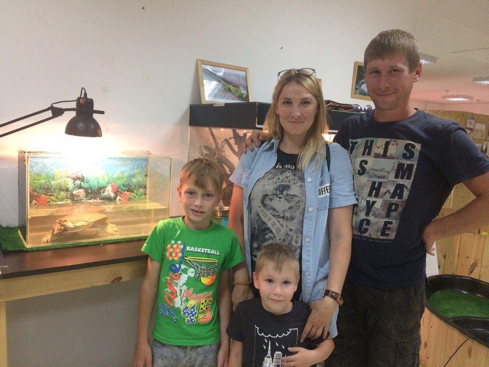 Алёна, Денис, Арсений и Ярослав Черных из Барнаула нашли редкую черепаху во дворе в Пашино