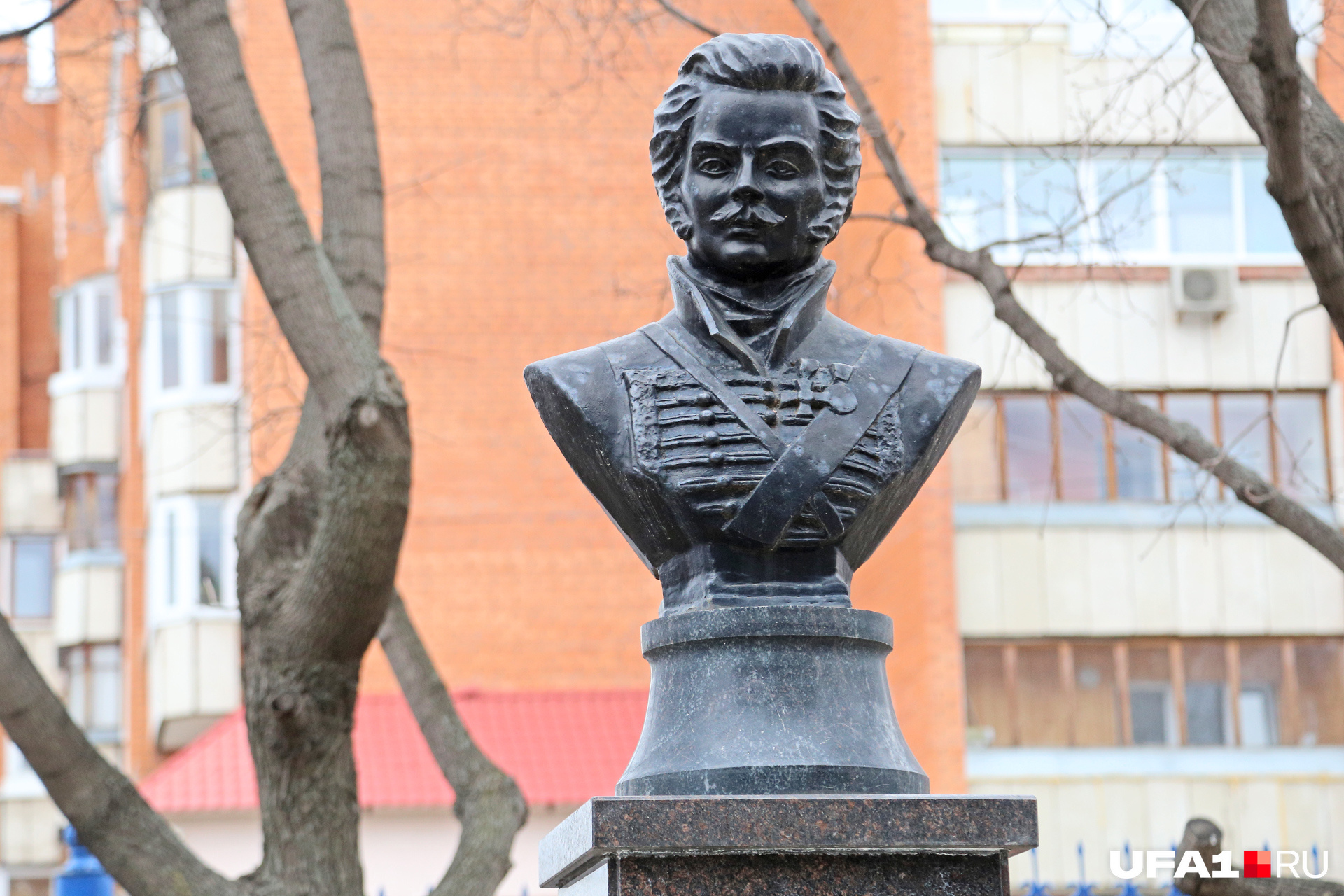 Памятник отважному гусару и поэту Денису Давыдову прячется в тени деревьев