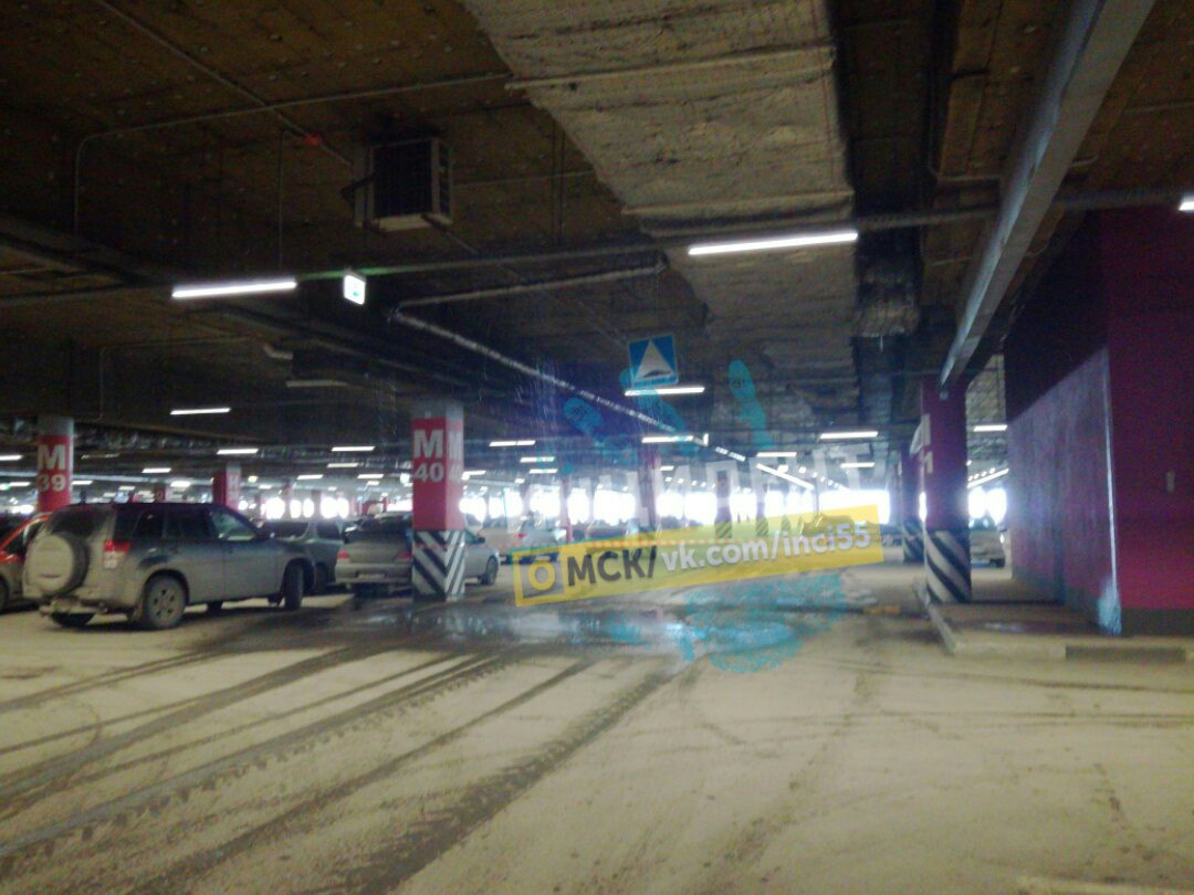 Также в соцсети появился снимок подтопленной парковки под СТЦ