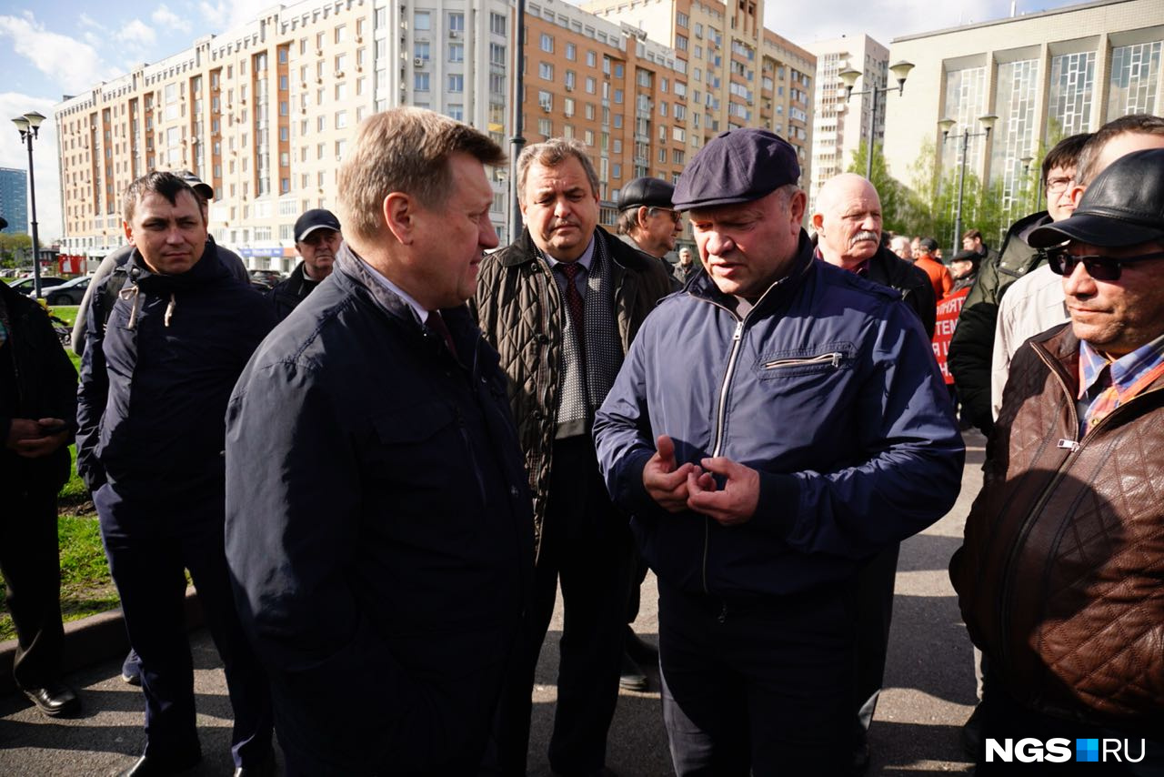 Мэр вышел к участникам акции Мэр вышел к участникам акции