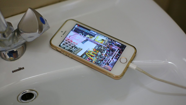 Девочка принимала ванну со смартфоном на зарядке и погибла от удара током