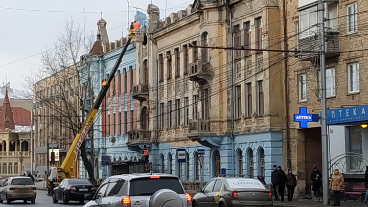 Здание красноярского почтамта перекрашивают в небесно-голубой цвет
