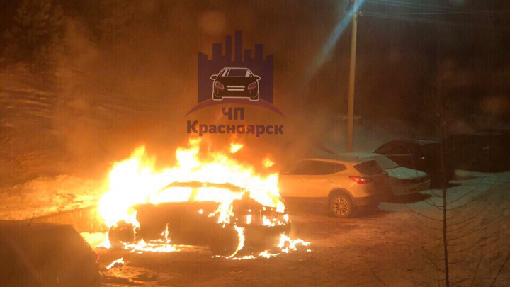 Внедорожник сгорел дотла ночью на парковке в Академгородке