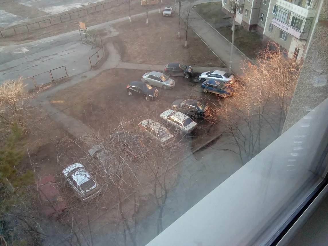 Вот снимок в другой день. Автор рассказал нам следующее:<br>— Писали в администрацию Курчатовского района, в полицию, в управляющую компанию — ответ один: следов парковки не обнаружено! Самое интересное, что в основном паркуются жители соседних домов, так как у них все газоны огорожены должным образом<br> Вот снимок в другой день. Автор рассказал нам следующее:<br>— Писали в администрацию Курчатовского района, в полицию, в управляющую компанию — ответ один: следов парковки не обнаружено! Самое интересное, что в основном паркуются жители соседних домов, так как у них все газоны огорожены должным образом<br>