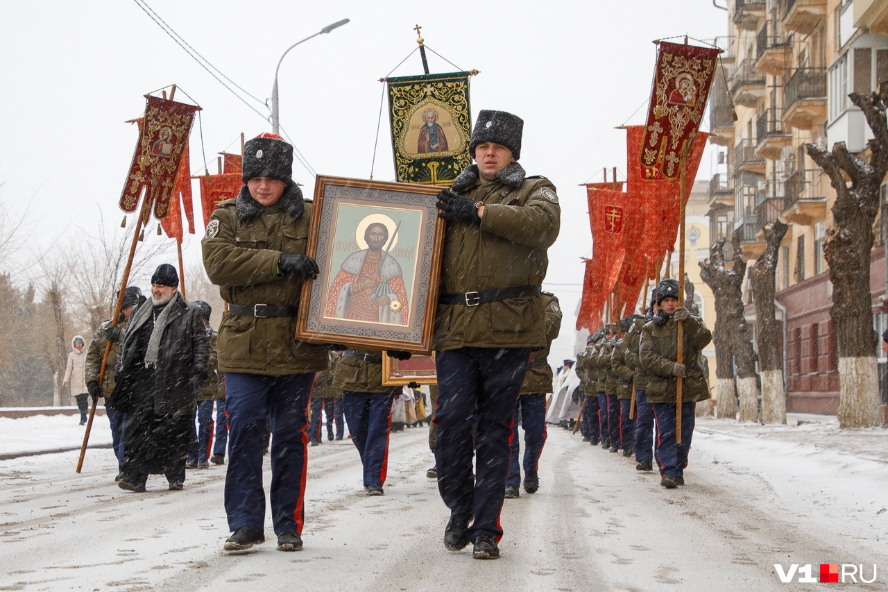 Люди несут икону