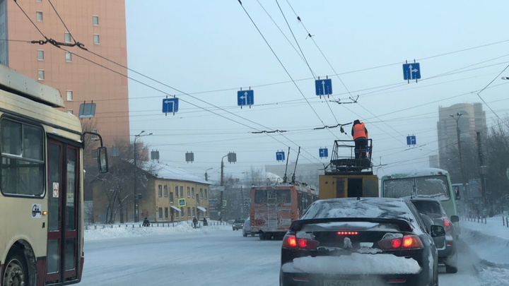 Застряли на час: в центре Челябинска встали троллейбусы