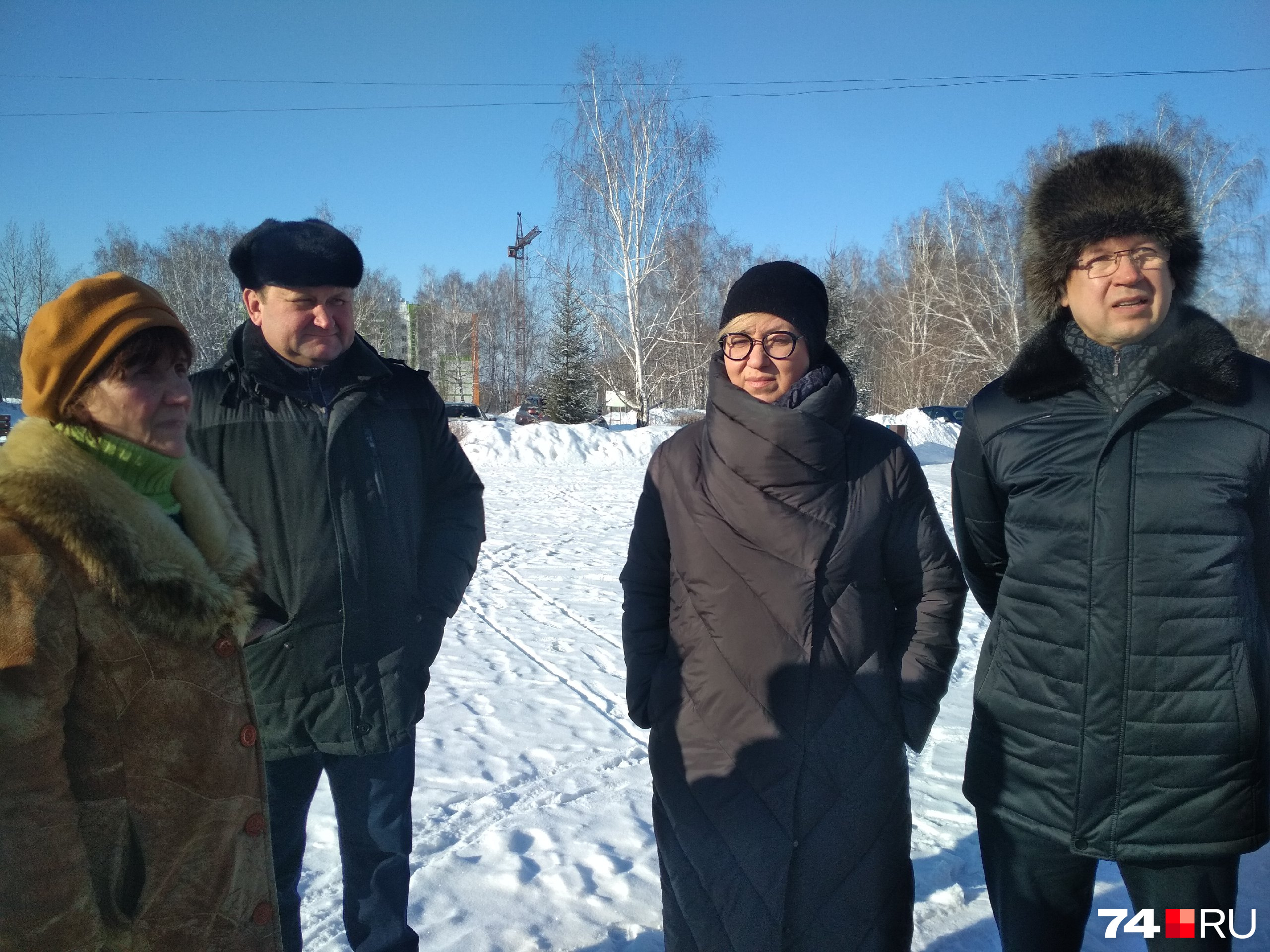 Александр Гусев (на фото справа) пытается успокоить людей Александр Гусев (на фото справа) пытается успокоить людей