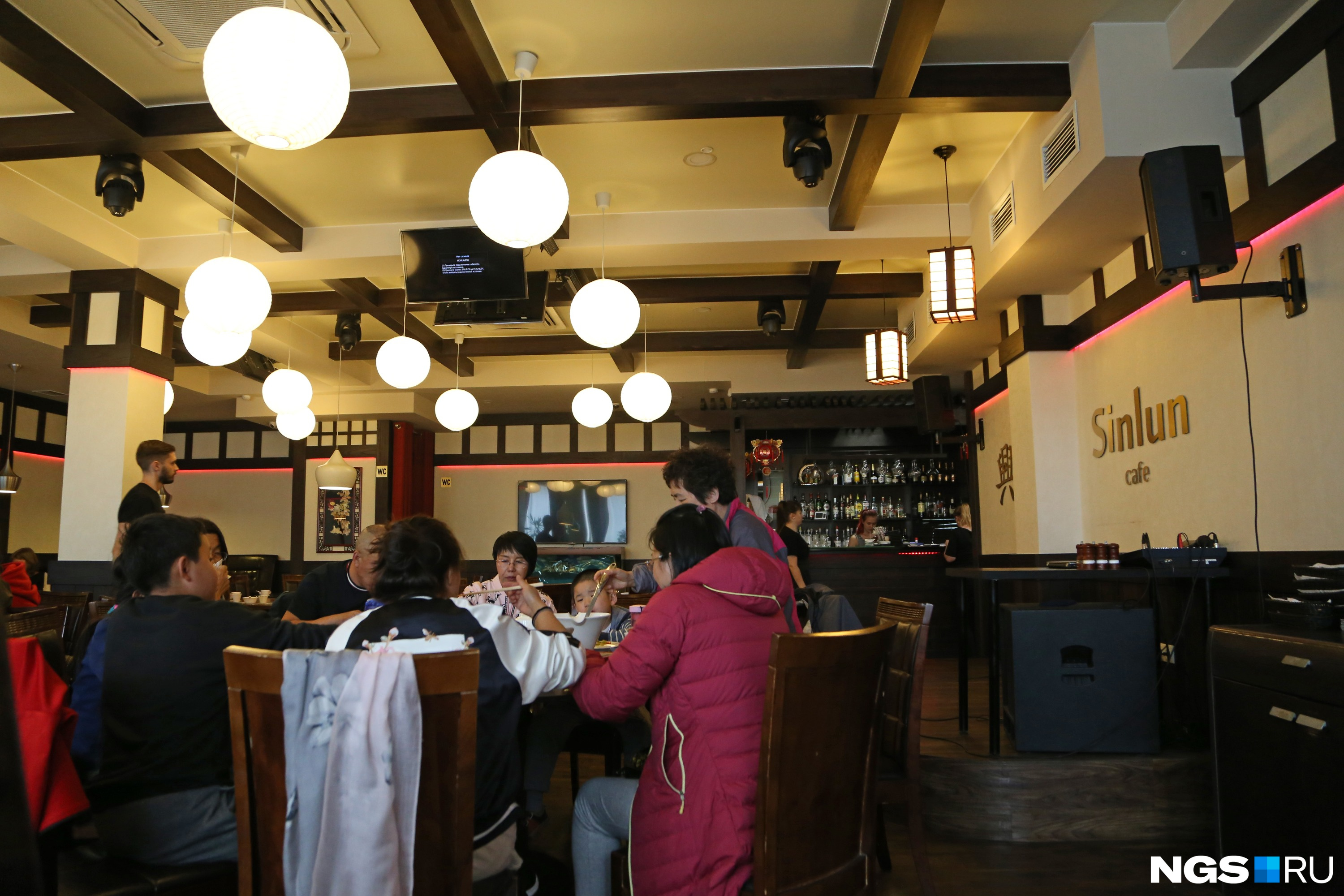 Туристы из Китая на обеде в кафе Sinlun