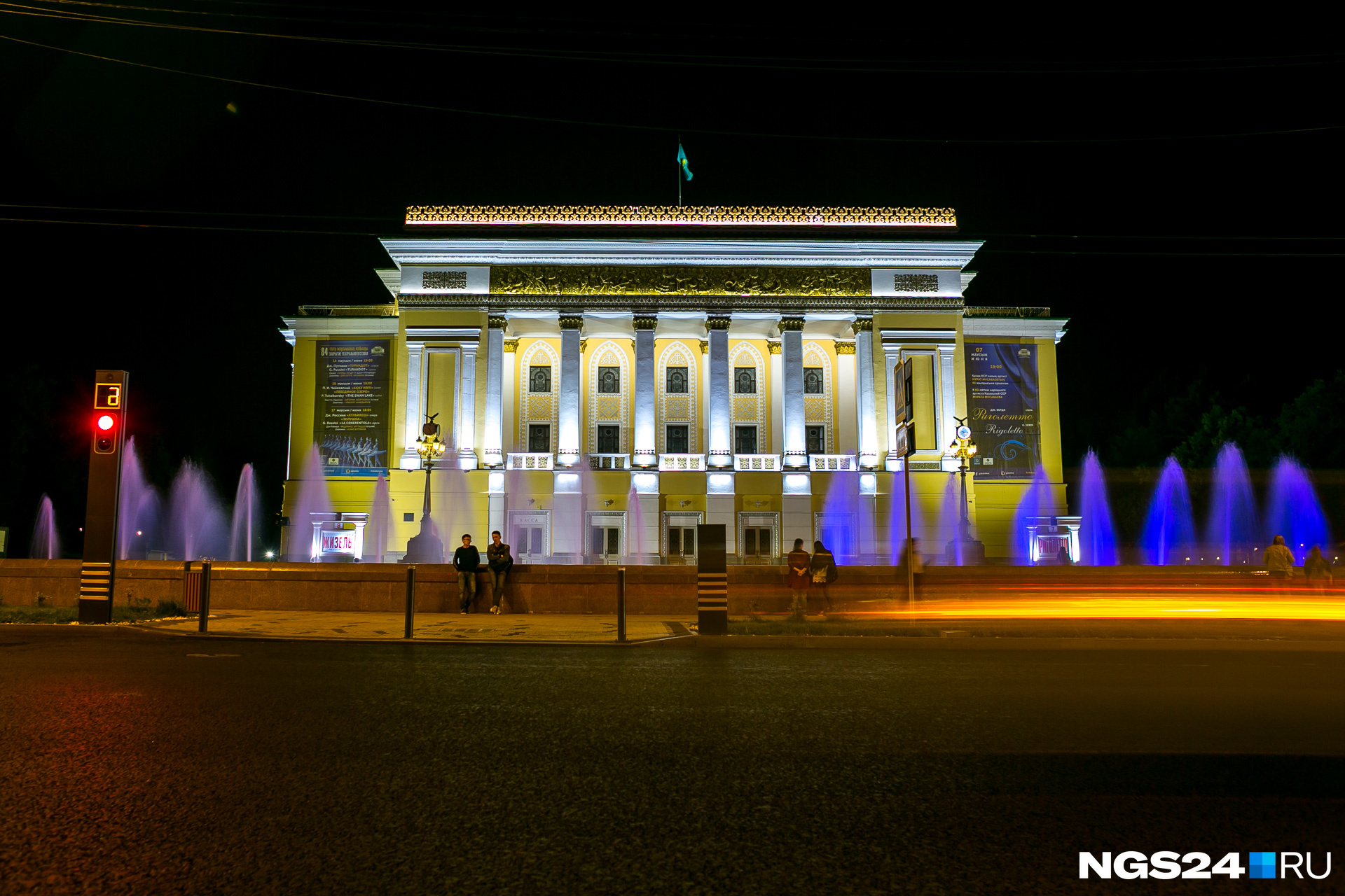 Так оформлена подсветка Казахского Государственного театра оперы и балета им. Абая.
