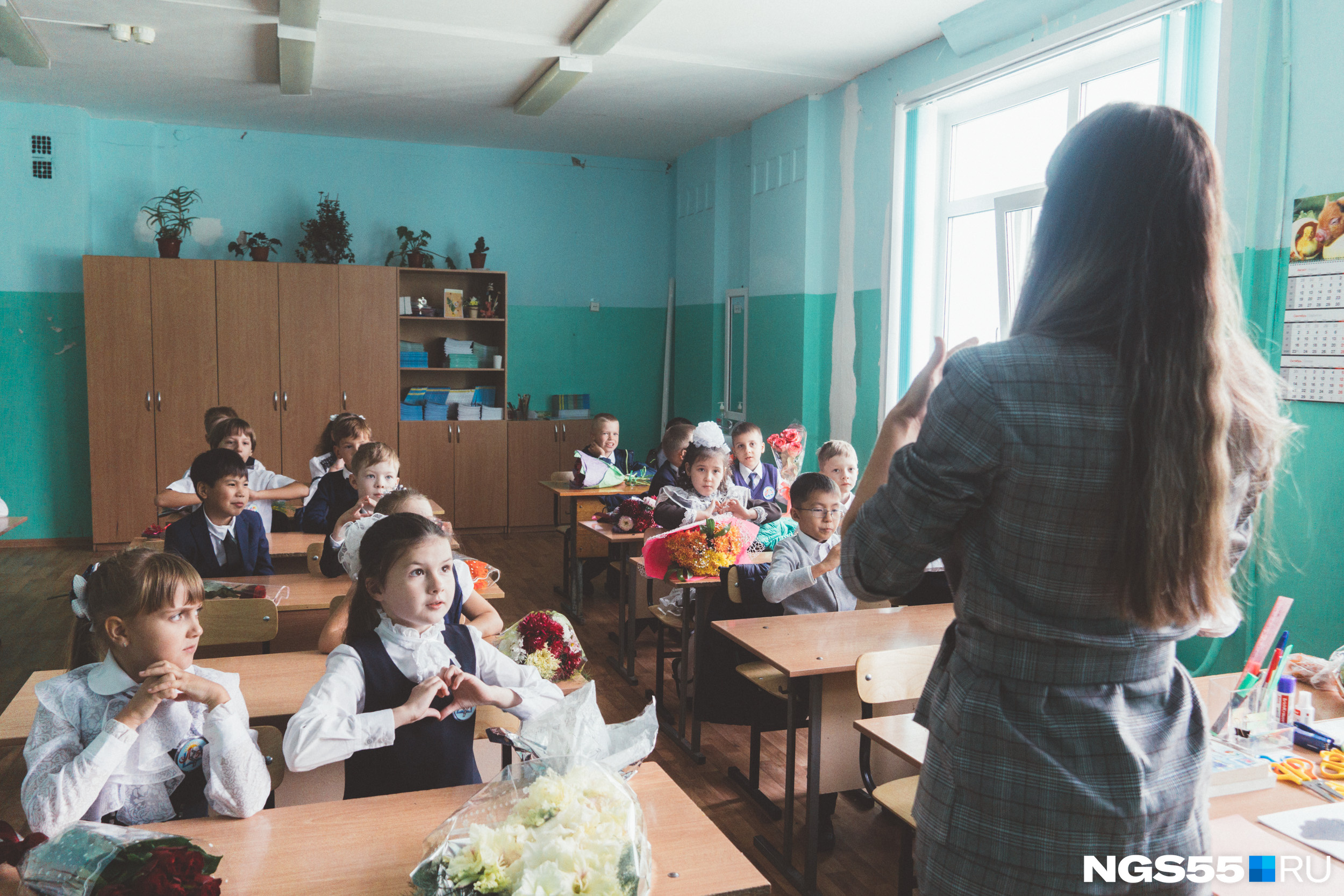 По словам учителей, средняя зарплата в школе с учётом дополнительных нагрузок, классного руководства и 30 рабочих часов в неделю — не более 25 тысяч