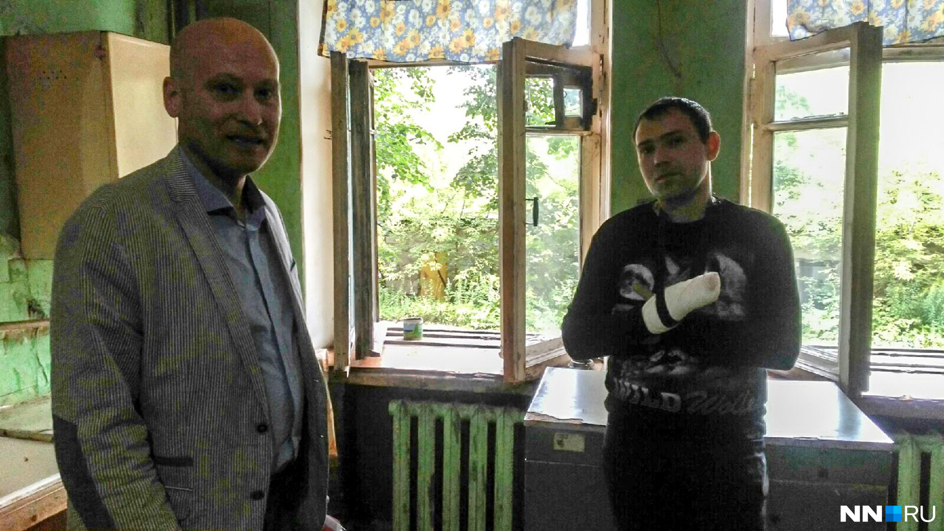 Представитель Госжилинспекции Владимир и Юрий Антонов Представитель Госжилинспекции Владимир и Юрий Антонов