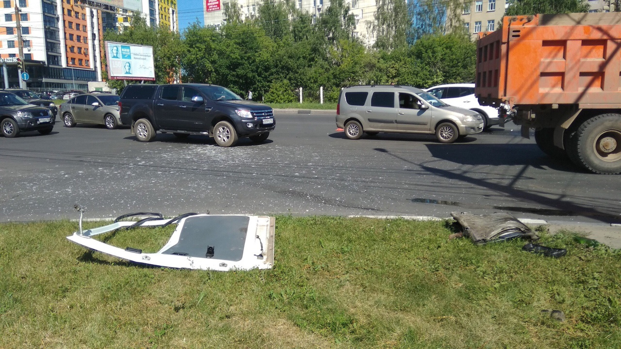 Дверь валяется где-то на обочине Дверь валяется где-то на обочине