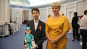Спасибо, доктор Орлов: мальчик из Волгограда подарил куклу новосибирскому врачу, спасшему его мать