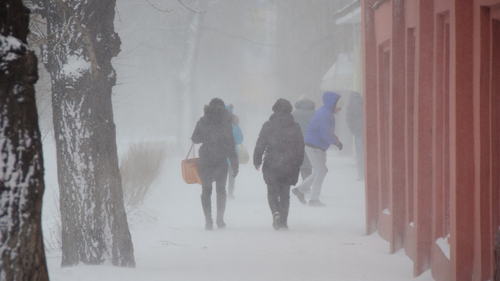 Первый рабочий день с морозами: смотрим, как Красноярск переживает аномальный холод