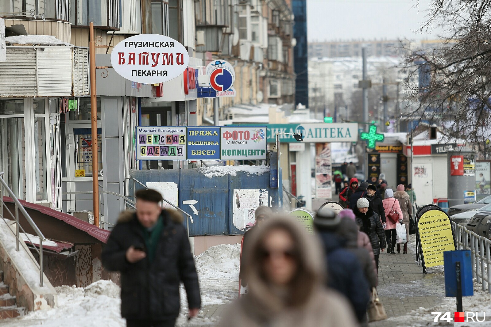 Может показаться, что эта улица, напоминающая базар, где-то на окраине. Но это всё тот же проспект Ленина. Работы предстоит ещё много