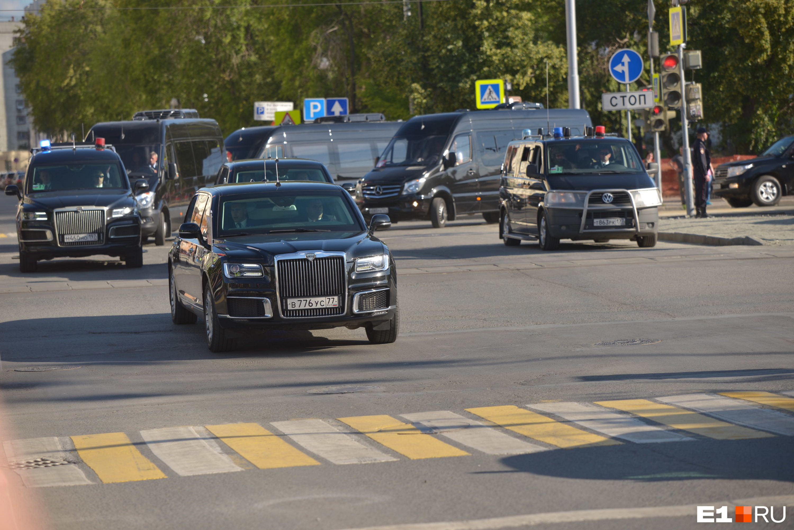 Aurus президента приехал к корпусу УрФУ на Ленина